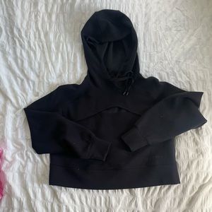 Cropped hoodie with small cutout in the chest! EUC